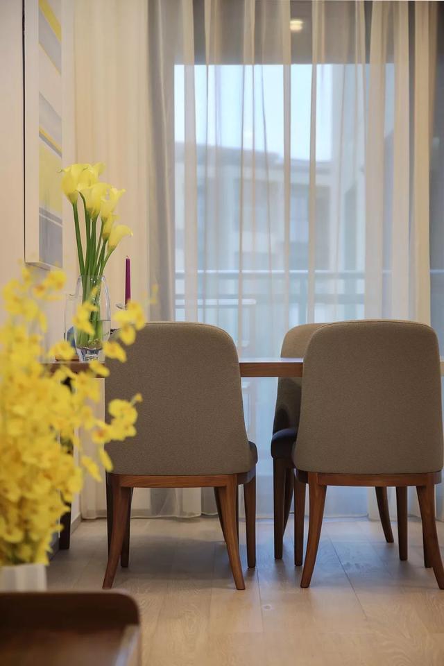 130平的房子就做了两间卧室，享受的就是这种禅意生活