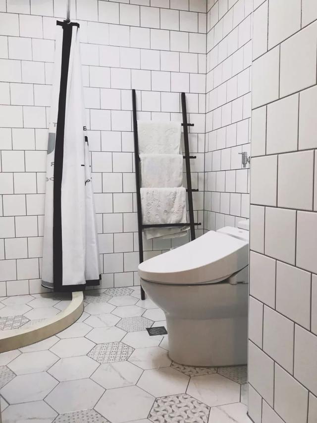 卫生间面积小，毛巾架挂哪里好？